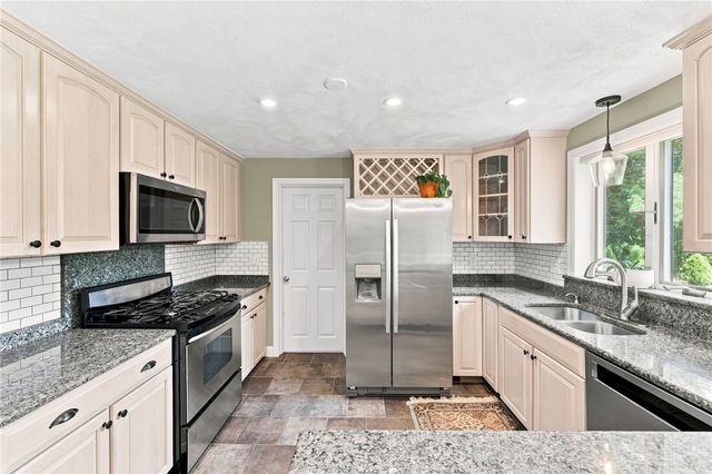 9 Eileen Drive, North Kingstown, RI 02852