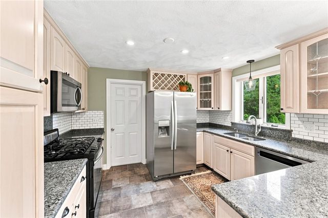 9 Eileen Drive, North Kingstown, RI 02852
