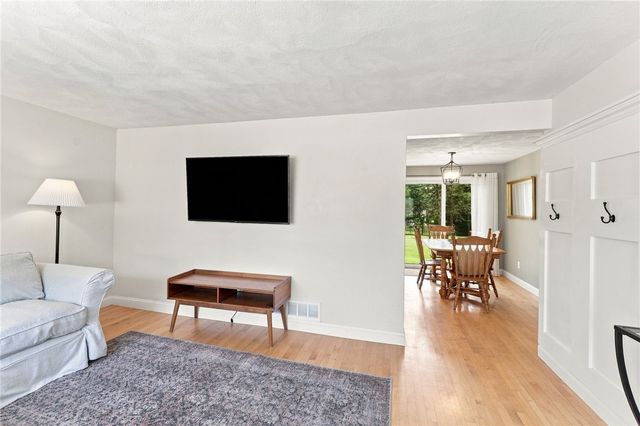 9 Eileen Drive, North Kingstown, RI 02852