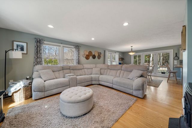 916 River Road, Weare, NH 03281