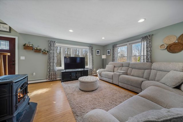 916 River Road, Weare, NH 03281