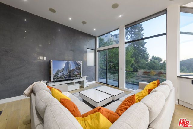 2271 Gloaming Way, Beverly Hills, CA 90210