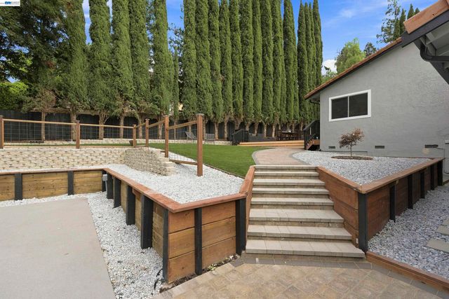 1084 Jamie Dr, Concord, CA 94518