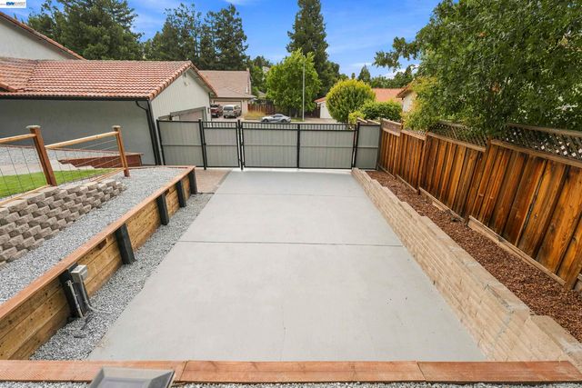 1084 Jamie Dr, Concord, CA 94518