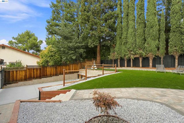 1084 Jamie Dr, Concord, CA 94518