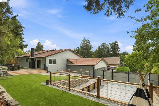 1084 Jamie Dr, Concord, CA 94518