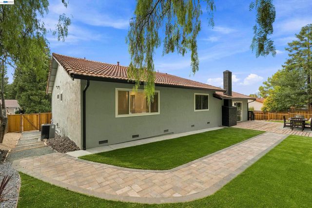 1084 Jamie Dr, Concord, CA 94518