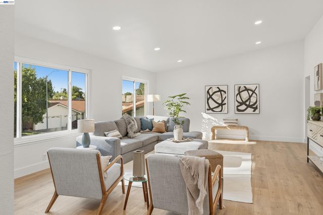 1084 Jamie Dr, Concord, CA 94518