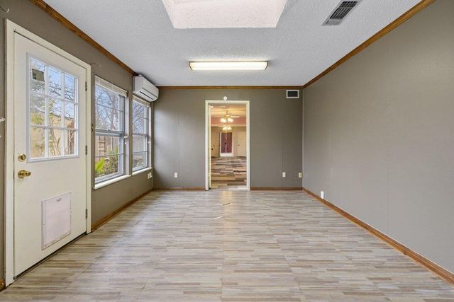 2204 Smith Ave, Taylor, TX 76574