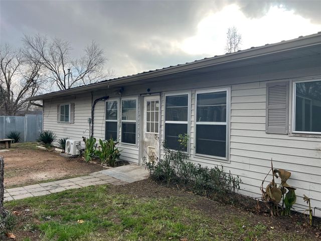 2204 Smith Ave, Taylor, TX 76574