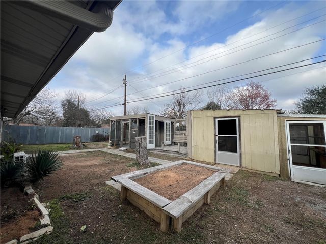 2204 Smith Ave, Taylor, TX 76574