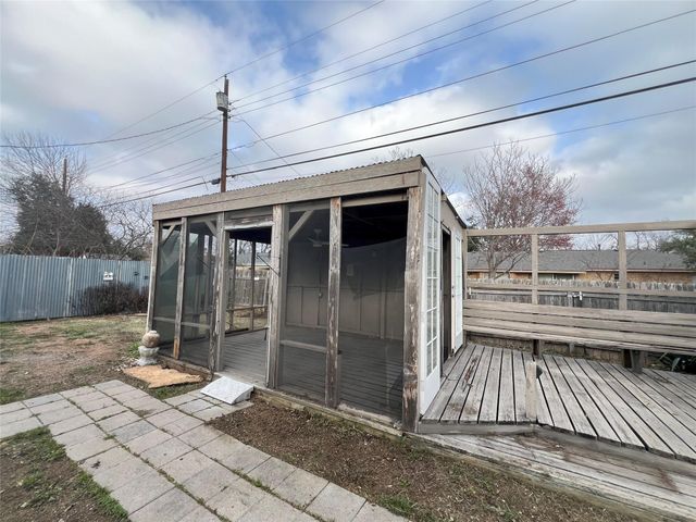 2204 Smith Ave, Taylor, TX 76574