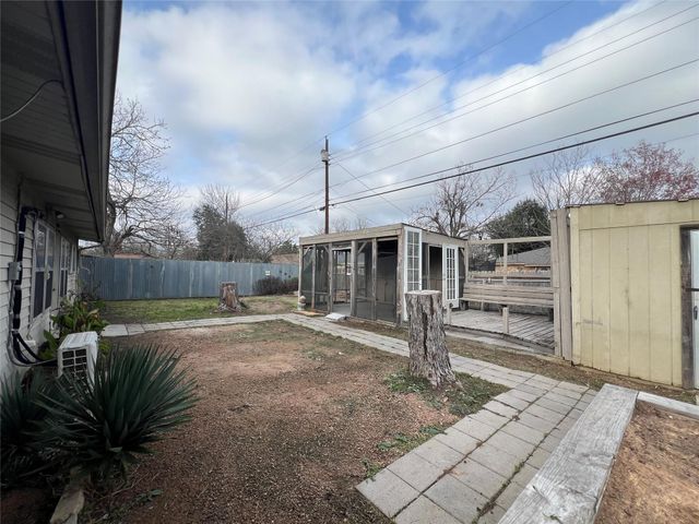 2204 Smith Ave, Taylor, TX 76574