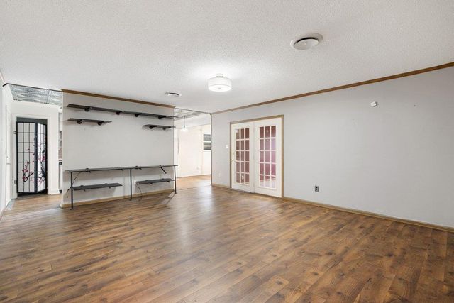 2204 Smith Ave, Taylor, TX 76574