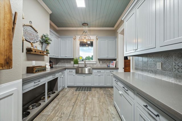 1255 Bronco Trail, Angleton, TX 77515