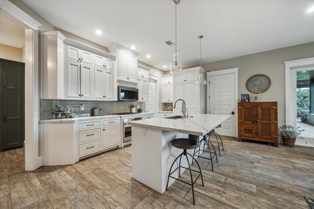 1255 Bronco Trail, Angleton, TX 77515