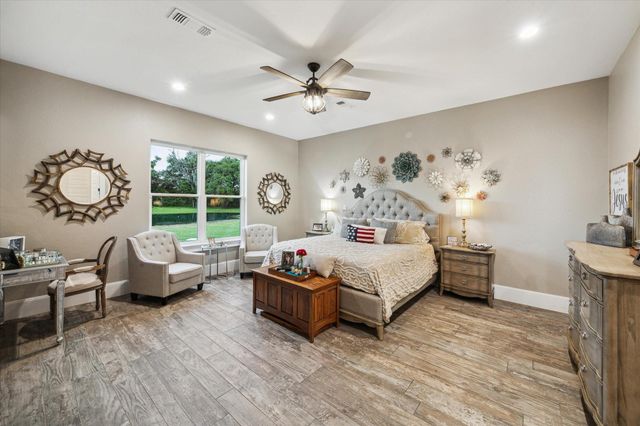 1255 Bronco Trail, Angleton, TX 77515