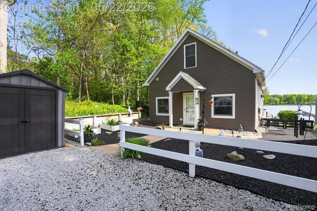 6548 Buckshore Drive, Hamburg Township, MI 48189