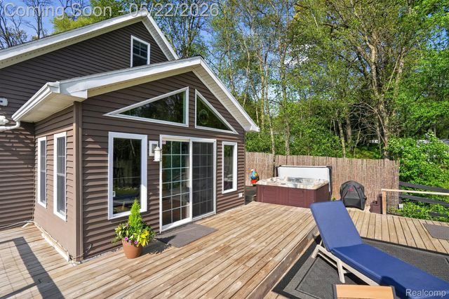6548 Buckshore Drive, Hamburg Township, MI 48189