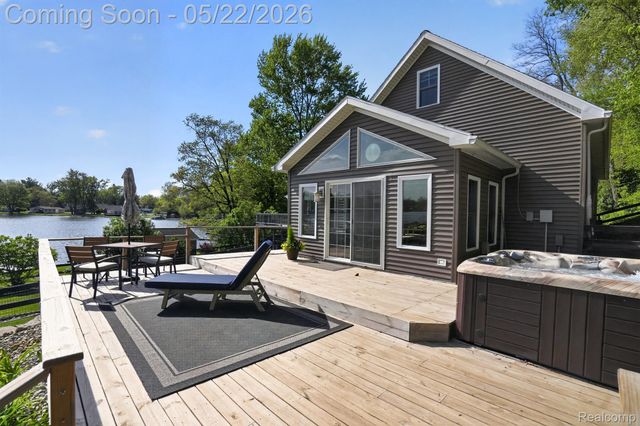 6548 Buckshore Drive, Hamburg Township, MI 48189