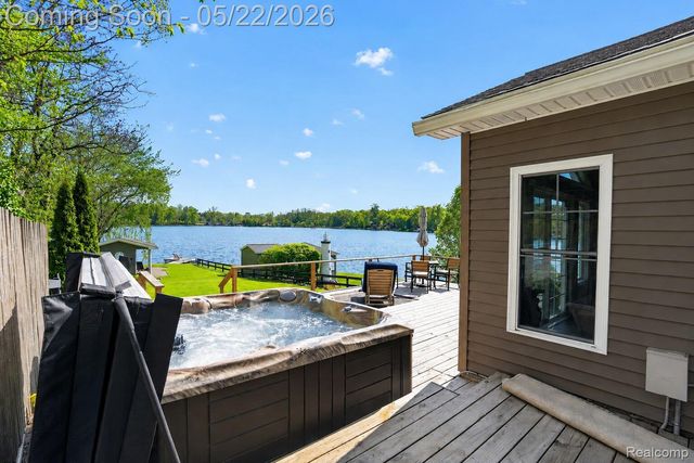 6548 Buckshore Drive, Hamburg Township, MI 48189
