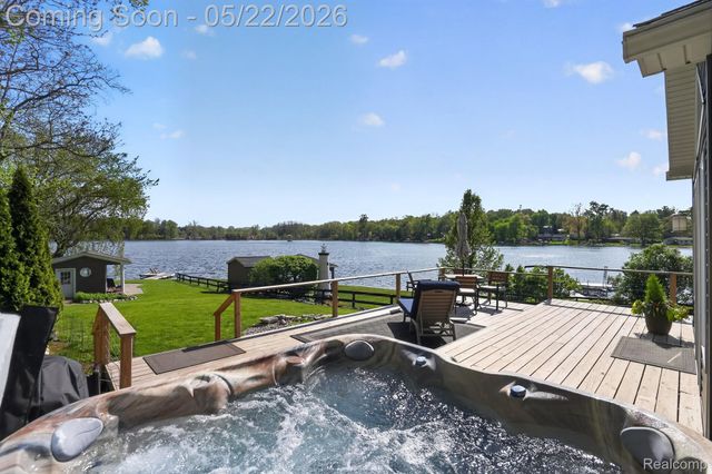 6548 Buckshore Drive, Hamburg Township, MI 48189