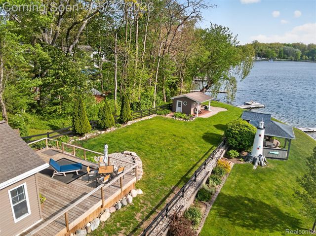 6548 Buckshore Drive, Hamburg Township, MI 48189