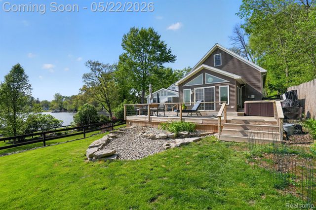 6548 Buckshore Drive, Hamburg Township, MI 48189