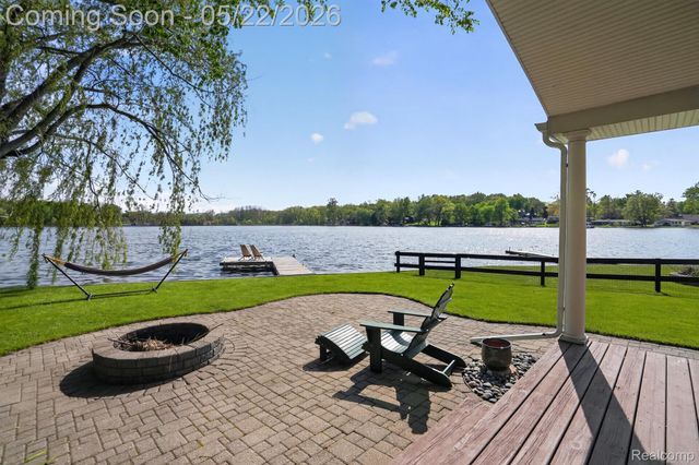 6548 Buckshore Drive, Hamburg Township, MI 48189