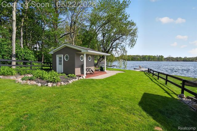 6548 Buckshore Drive, Hamburg Township, MI 48189