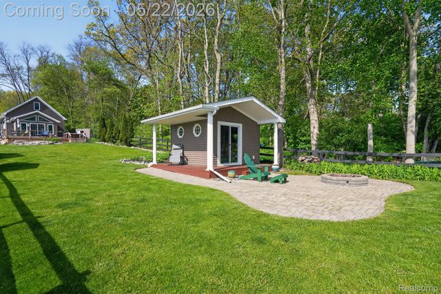 6548 Buckshore Drive, Hamburg Township, MI 48189