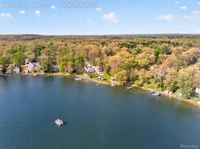 6548 Buckshore Drive, Hamburg Township, MI 48189