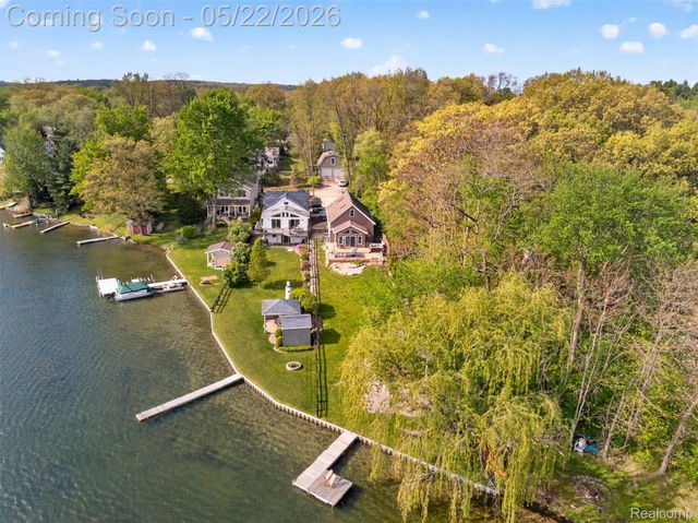 6548 Buckshore Drive, Hamburg Township, MI 48189