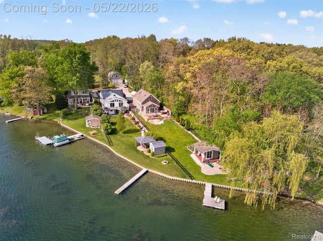 6548 Buckshore Drive, Hamburg Township, MI 48189