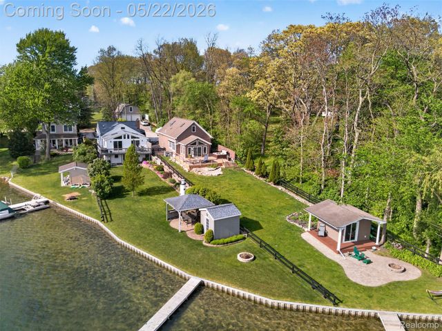 6548 Buckshore Drive, Hamburg Township, MI 48189