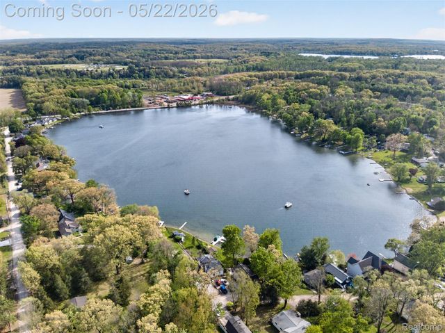 6548 Buckshore Drive, Hamburg Township, MI 48189