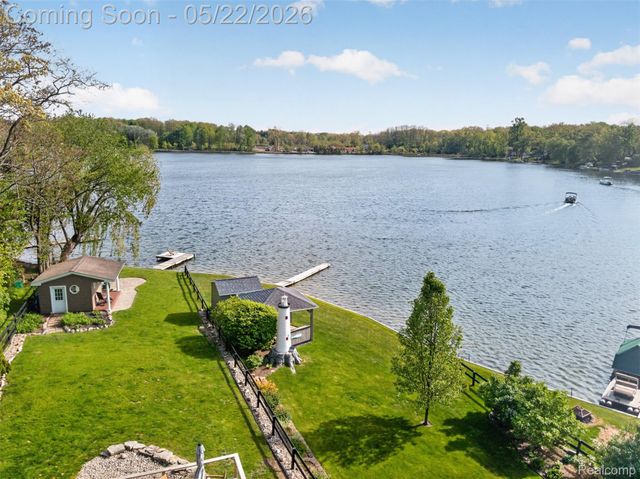 6548 Buckshore Drive, Hamburg Township, MI 48189