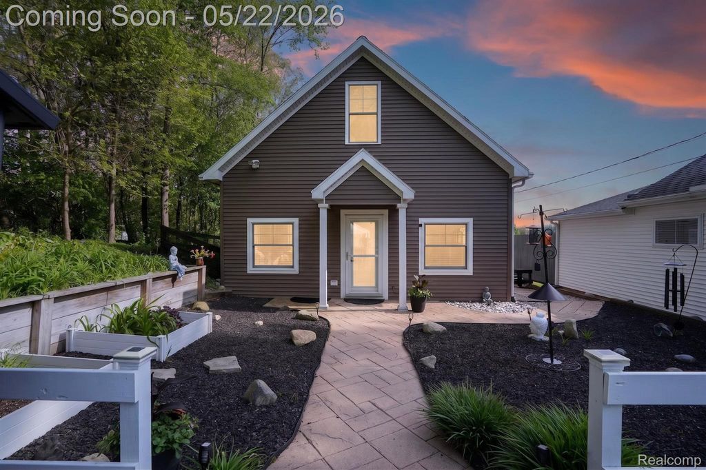 6548 Buckshore Drive, Hamburg Township, MI 48189