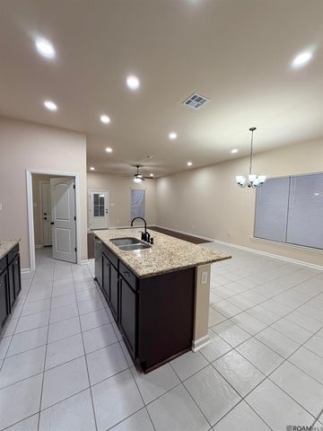 16211 White Rose Dr, Baton Rouge, LA 70817