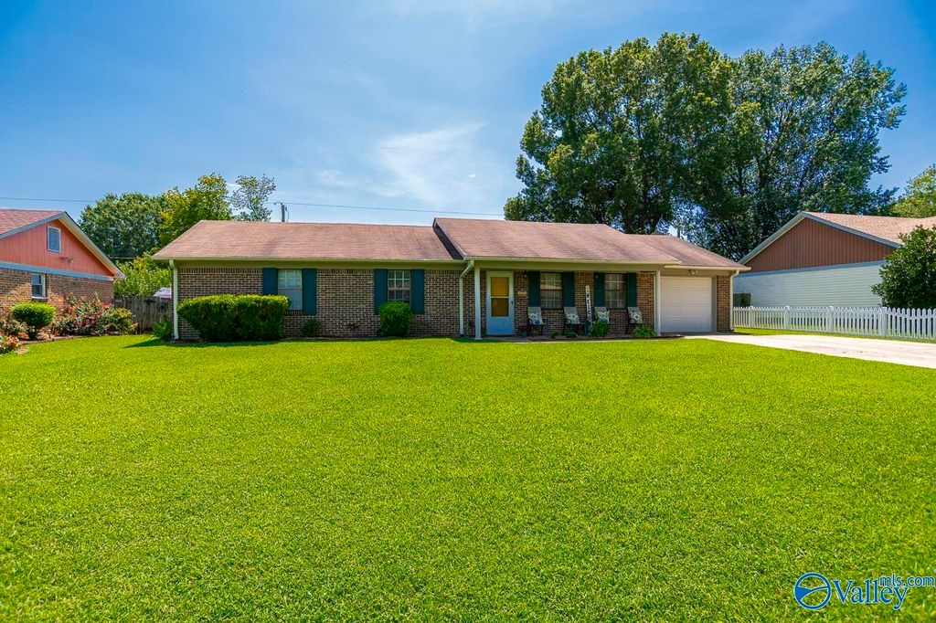 1613 Thomas Drive SW, Decatur, AL 35601