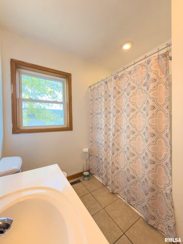 1064 MONROE Street, Galesburg, IL 61401