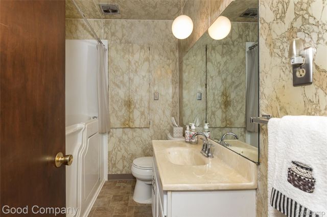 4105 Durham Road, Royal Oak, MI 48073