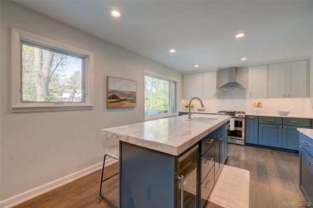 19341 Devonshire Street, Beverly Hills Village, MI 48025