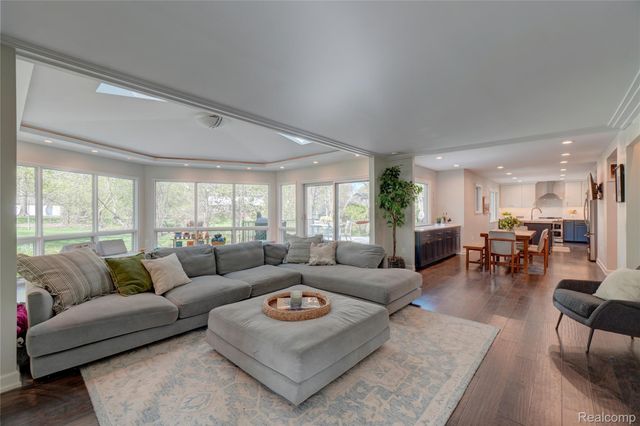 19341 Devonshire Street, Beverly Hills Village, MI 48025