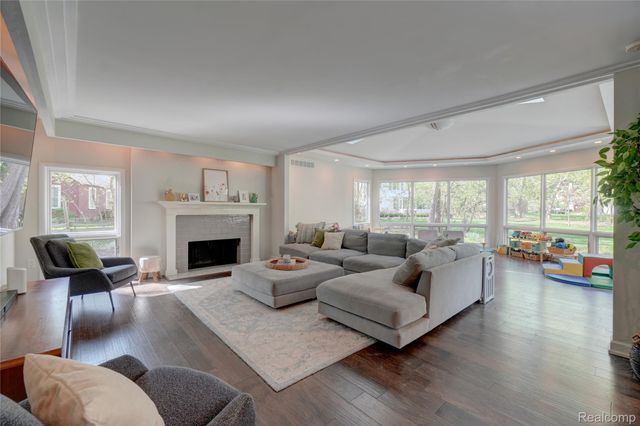 19341 Devonshire Street, Beverly Hills Village, MI 48025