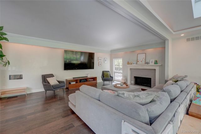 19341 Devonshire Street, Beverly Hills Village, MI 48025