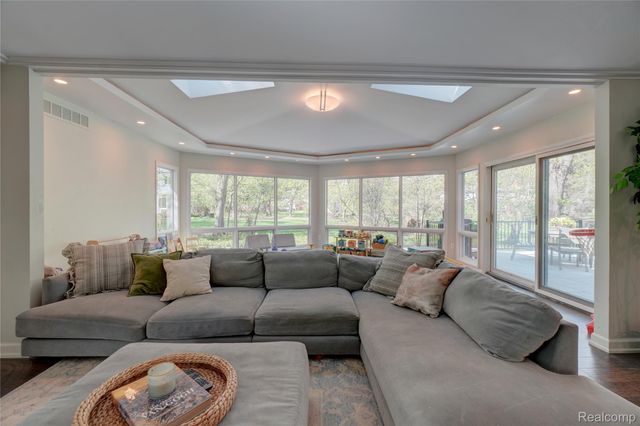 19341 Devonshire Street, Beverly Hills Village, MI 48025