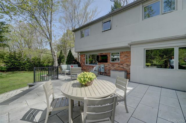 19341 Devonshire Street, Beverly Hills Village, MI 48025