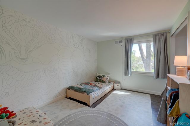 19341 Devonshire Street, Beverly Hills Village, MI 48025