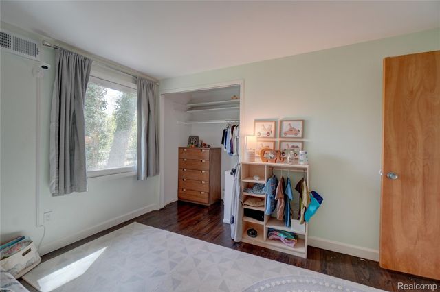 19341 Devonshire Street, Beverly Hills Village, MI 48025